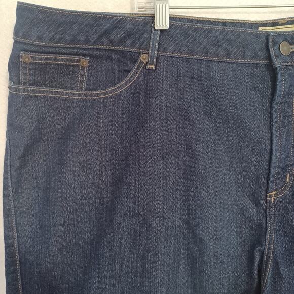 L.L. Bean Favorite Fit Straight Slimming Jeans Women’s Size 26 Blue Denim Capri - Picture 3 of 9